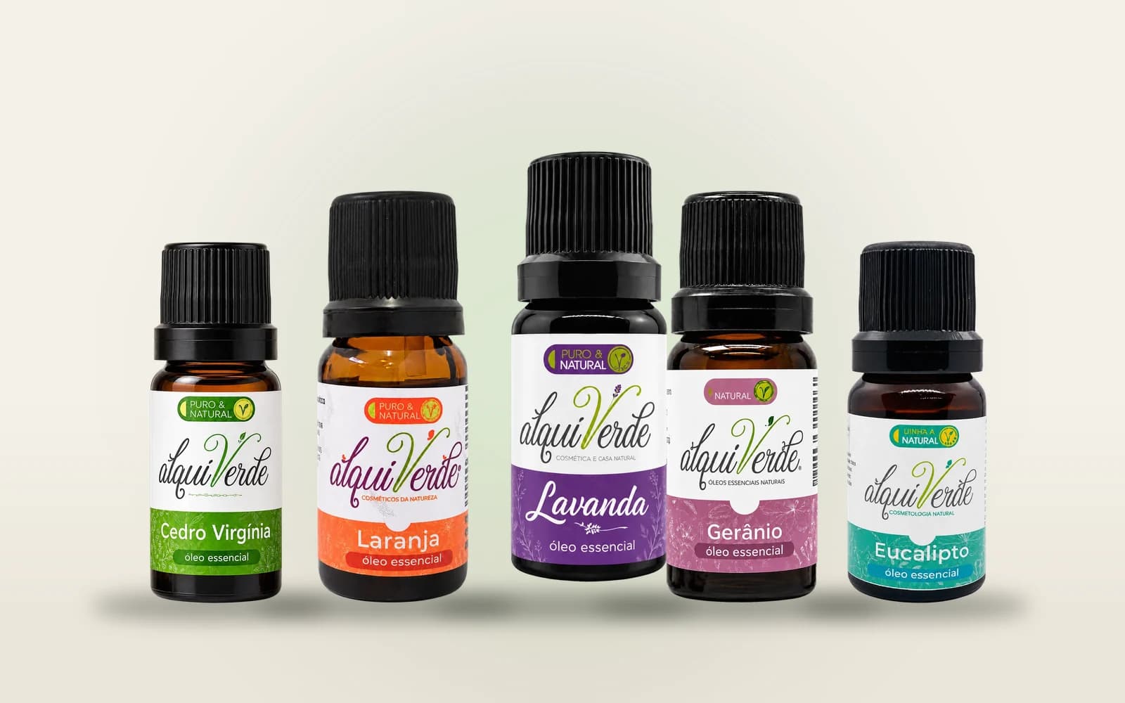 Cinco frascos âmbar de óleos essenciais Alquiverde: cedro virgínia, laranja, lavanda, gerânio e eucalipto